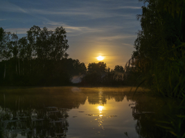 Vollmond Untergang am See, Teich, Spiegelbilder im Wasser, Deutschland